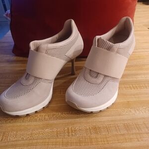 Authentic Sneex THE ICON Size 7 Beige Heels Worn Once.